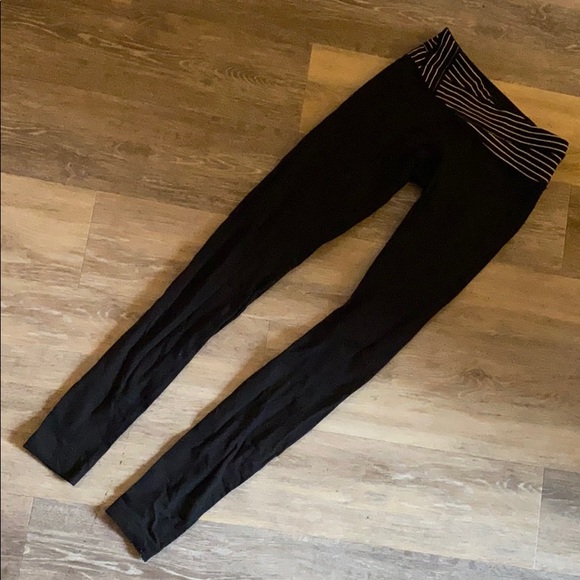 Black lululemon reversible leggings - Picture 3 of 7